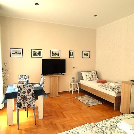 Lavender - City Room With Free Parking Pula Extérieur photo