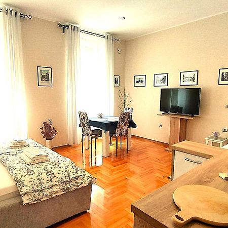 Lavender - City Room With Free Parking Pula Extérieur photo