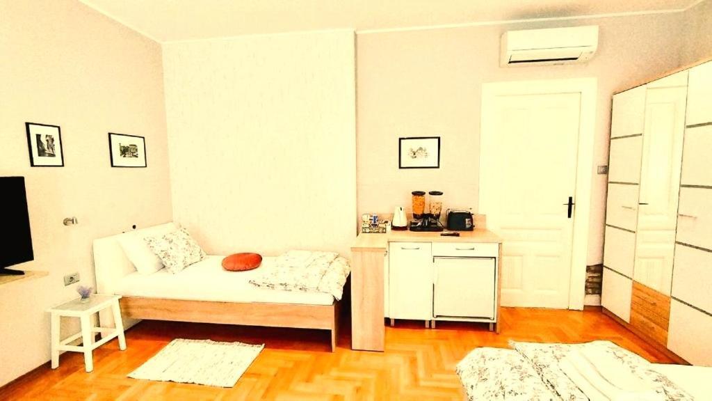 Lavender - City Room With Free Parking Pula Extérieur photo